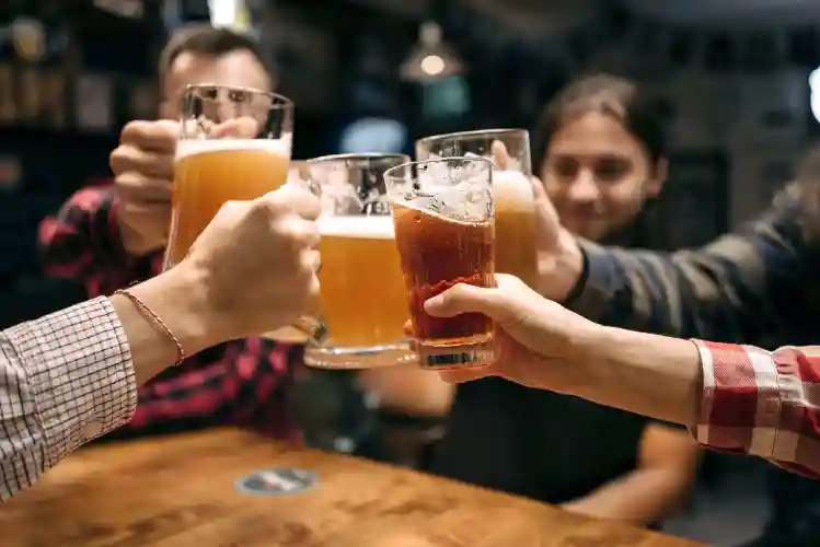 Pessoas brindando com cerveja