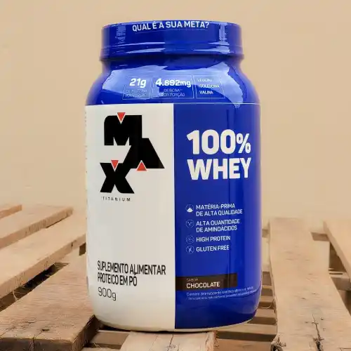 Embalagem frontal do Whey Protein 100% da Max Titanium com 900g, destacando a qualidade do produto