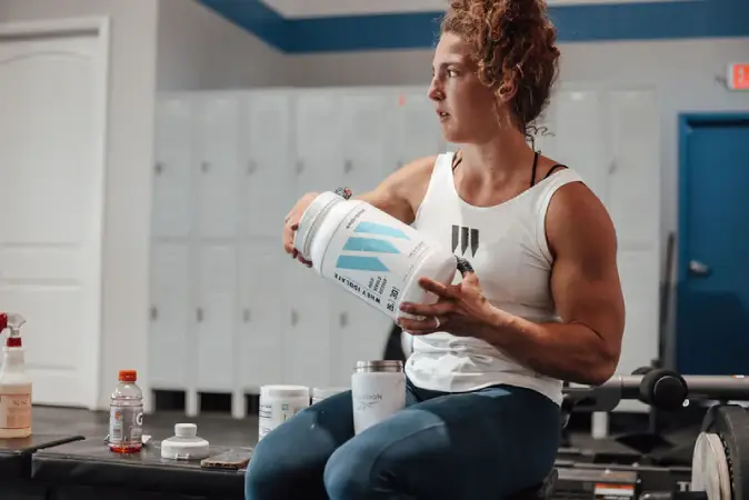 Atleta preparando shake pós-treino com dextrose e whey