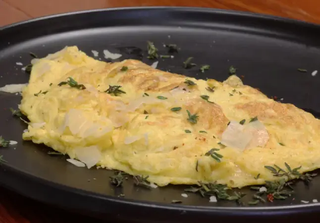 “Omelete anabólico de espinafre e frango rico em proteínas.”