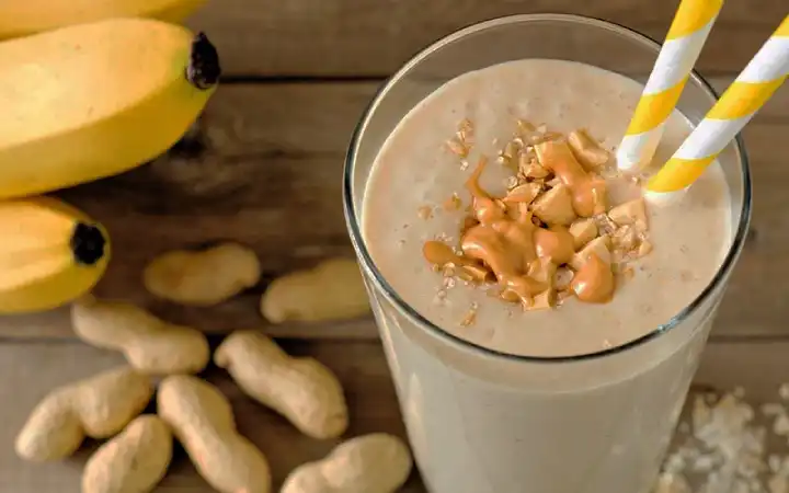 Shake anabólico com banana, pasta de amendoim e whey para recuperação pós-treino