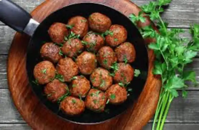 Almôndegas proteicas feitas com carne magra e aveia para o almoço.