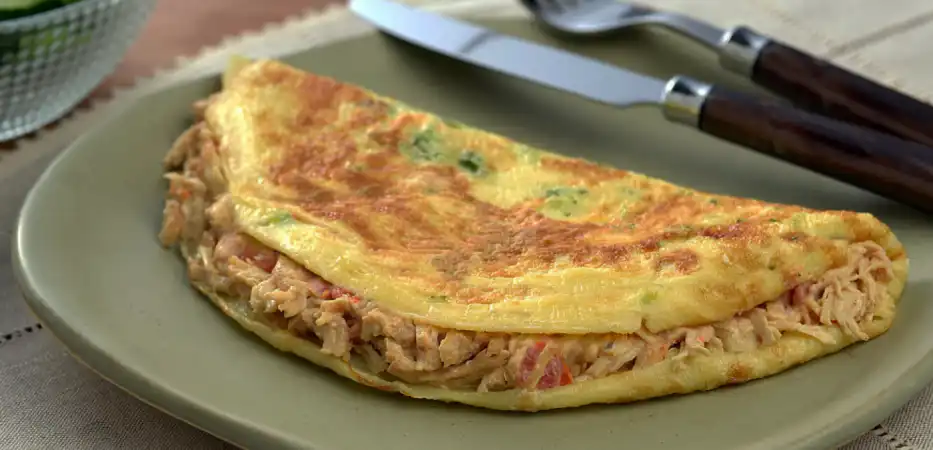 Crepioca proteica de frango para um lanche da tarde nutritivo.