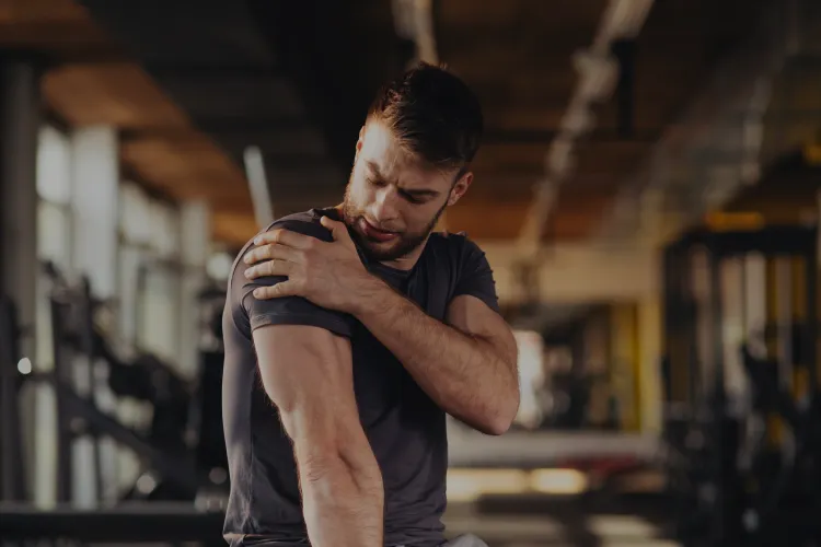 Homem com dor muscular no tríceps