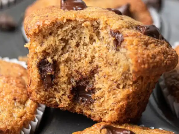 Muffin anabólico com ovos e vegetais, lanche saudável e rico em proteínas