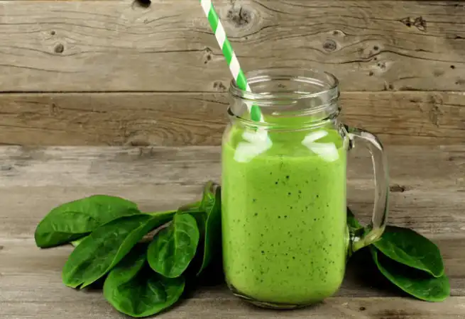 “Smoothie verde com whey e espinafre para um café da manhã nutritivo.”