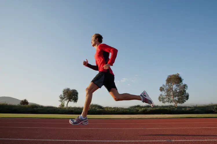 Atleta correndo fartlek na pista de atletismo