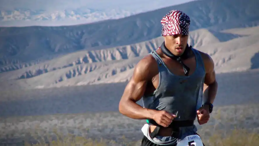 David goggins correndo nas montanhas.