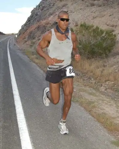 david goggins correndo em prova de rua