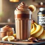 Milkshake proteico de chocolate e banana servido em um copo grande, com um leve swirl de chocolate e polvilhado com cacau em pó. Ao lado, ingredientes naturais como banana, whey protein e pasta de amendoim.